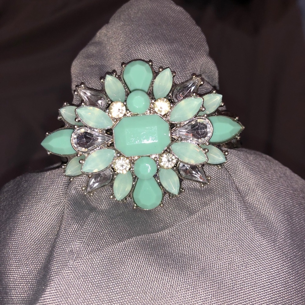 Light green stretch bracelet